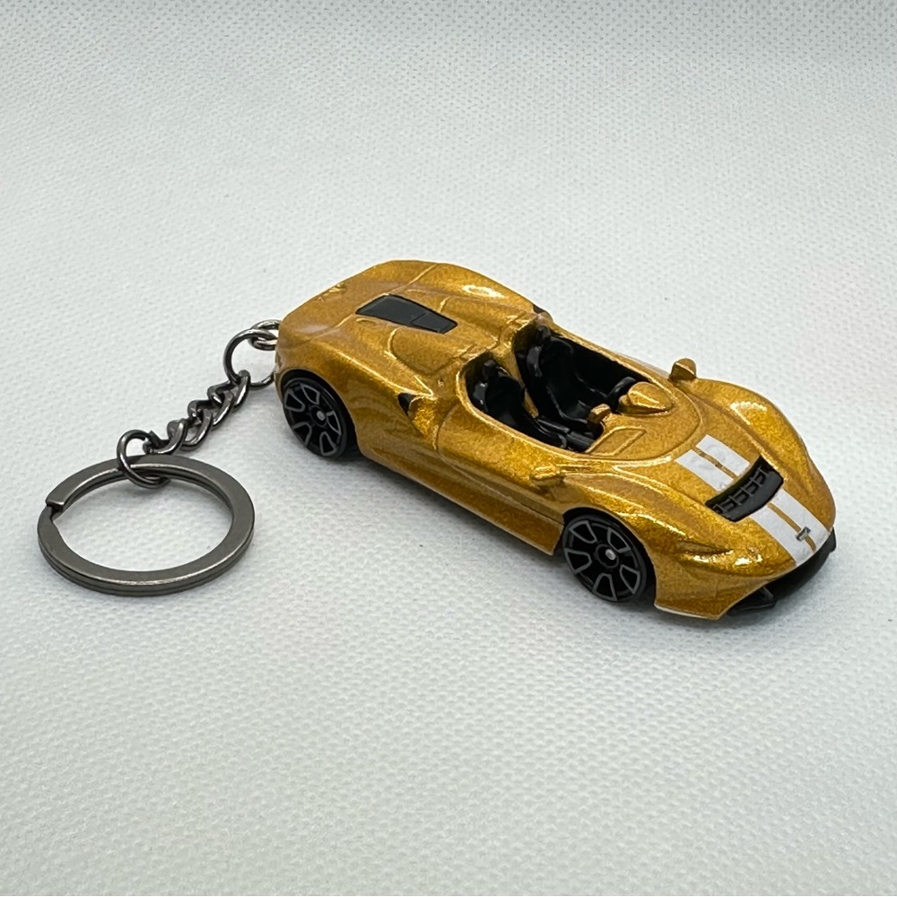 McLAREN ELVA KEYCHAIN HOT WHEELS